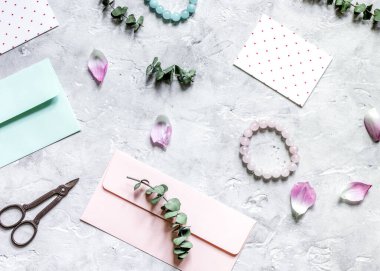 Gri arkaplan görünümünde kart ve zarflarla hediye hazırlama