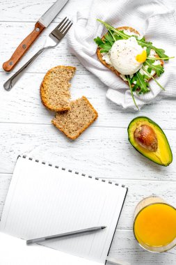 Ahşap arka plan görünümlü haşlanmış yumurtalı sandviç.