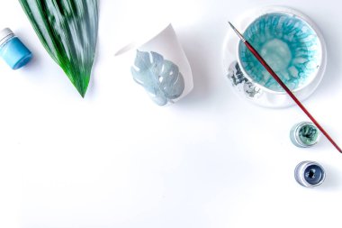 beyaz arkaplan görünümünde boyalı seramik bardak