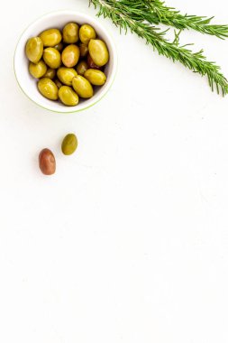 Aperatif. Kâsede yeşil ve siyah zeytin, metin için biberiye üst görünüm alanı