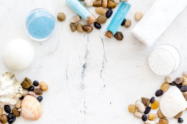 Deniz tuzu ve taşlarla kaplıca kozmetik ürünleri çerçevesi