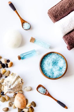 Spa seti mavi deniz tuzu, kozmetik kil ve aroma yağı. Üst görünüm
