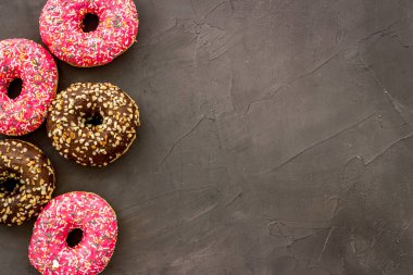 Çörekler düz yatıyordu koyu arkaplan üzerinde, üst görünüm