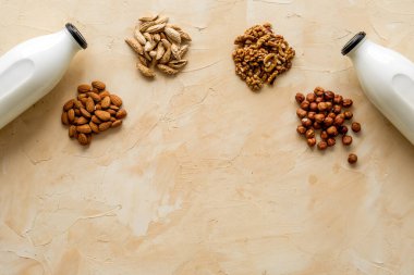 Sütsüz süt, badem fındıklı ceviz. Üst görünüm, alanı kopyala