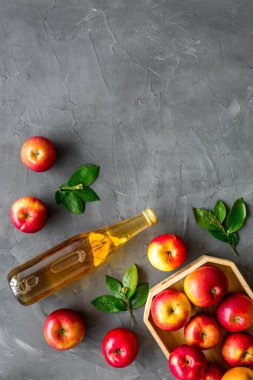 Elma şarabı ya da sirkenin üst görüntüsü - olgun meyve ve yapraklarla dolu şişe