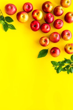 Taze kırmızı elmaların yerleşimi. Üst görünüm, alanı kopyala