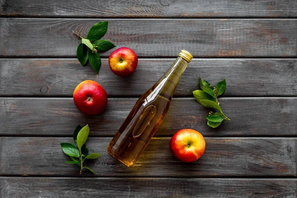 Vinagre de sidra de manzana en botella con vista superior de frutas — Foto de Stock