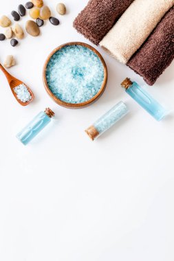 Kozmetik ürünlerinden oluşan spa seti. Aroma yağı ve mavi tuz. Görünümün üstünde