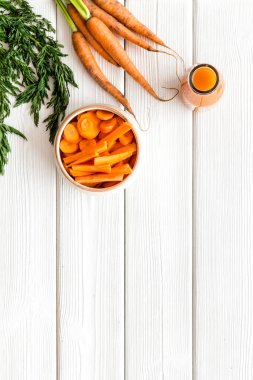 Tahta masa üzerinde dilimlenmiş havuç ve meyve suyu fotokopi alanı