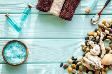 Spa seti ve deniz kabukları ile güzellik ve moda konsepti