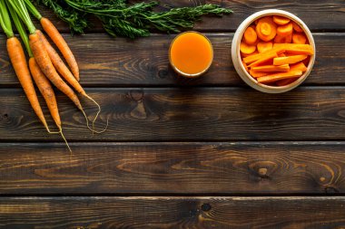 Havuç - dilimler, meyve suyu, yeşil tepeler - tepeden tırnağa kopyalama alanı