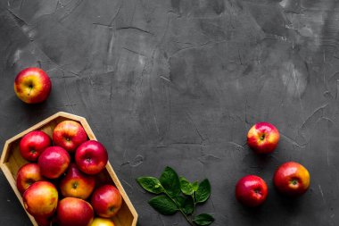 Tahta tepside yapraklı kırmızı elmalar grubu. Sonbahar hasadı