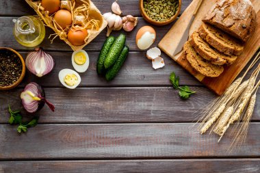 Taze ev yapımı yiyeceklerle dolu yemek masası. Yumurta, ekmek, patates. Genel Görünüm