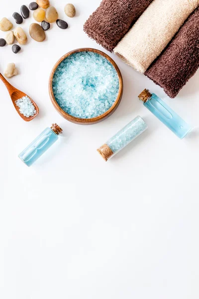 Spa set bar van zee cosmetica - aroma olie en blauw zout. Bovenaanzicht — Stockfoto