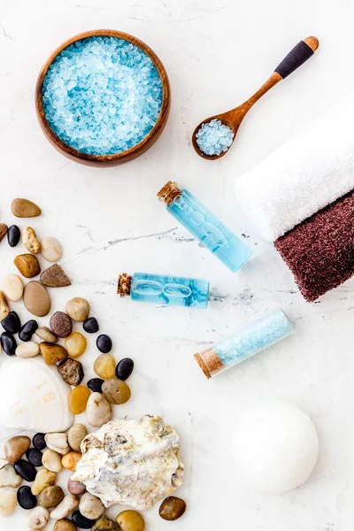 Spa set van blauw zeezout, cosmetische klei en aromaolie. Bovenaanzicht — Stockfoto