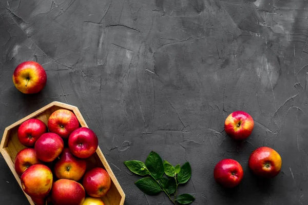 Tahta tepside yapraklı kırmızı elmalar grubu. Sonbahar hasadı