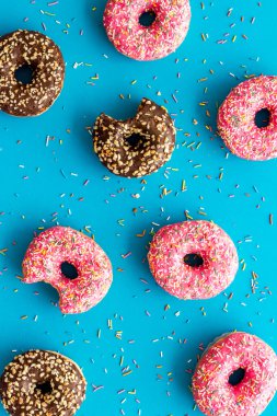 Donutlar mavi arkaplanda düz konum deseni, üst görünüm