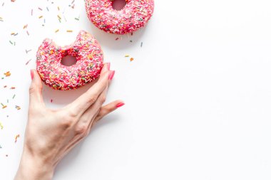 Pembe böğürtlenli çörekler düz, manzaralı. Jöleli ve şekerli çörekler.