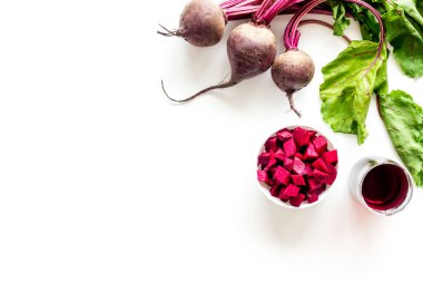 Pancar hasadının en üst görüntüsü. Metin için yeşil üstler, dilimler, meyve suyu boşluğu