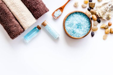 Spa seti ve deniz kabukları ile güzellik ve moda konsepti