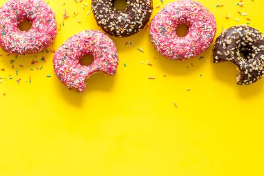 Renkli çörekler pembe ve çikolatalı krema. Fırının düz yatağı, yukarısı manzaralı.