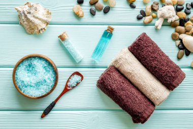 Spa seti ve deniz kabukları ile güzellik ve moda konsepti