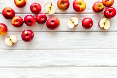 Masa başı görünümünde kırmızı elmaların meyve deseni