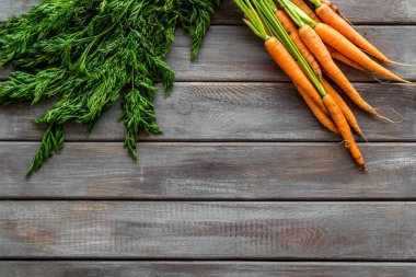Fotokopi alanının üzerinde yeşil başlıklı taze havuçlar var.