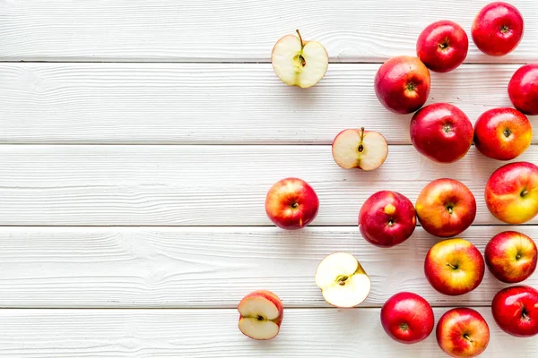 Set di mele intere e tagliate - vista sopra, spazio per il testo — Foto Stock
