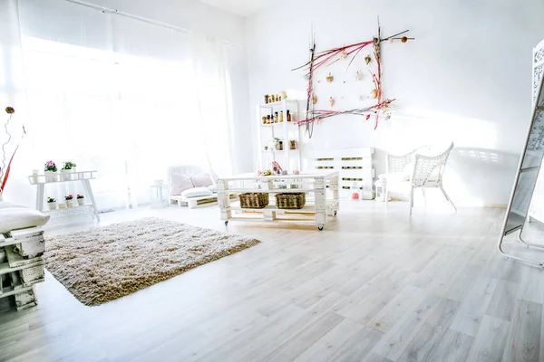 Interior del salón - interior de la habitación en la mañana soleada. —  Fotos de Stock