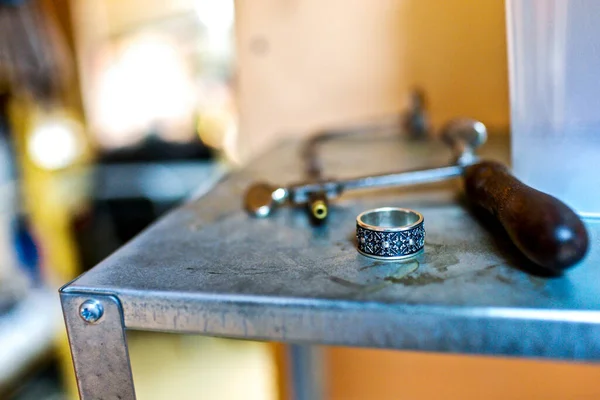 Close-up ring with silver-black design at jewelry workshop — Stock Photo, Image