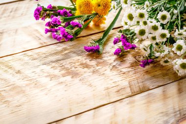 Tahtada bahar çiçekleri