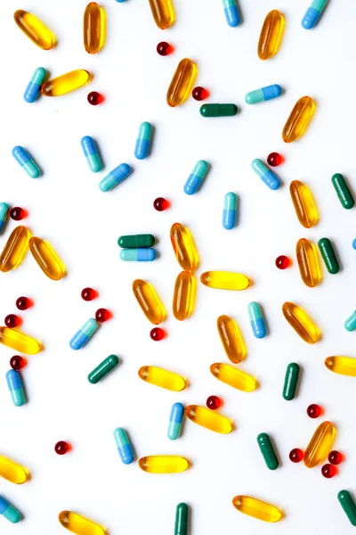 Beyaz arka planda izole edilmiş renkli tıbbi haplar.