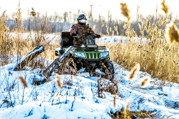 Omsk, Ρωσία - 13 Νοεμβρίου 2015: quad bike στον τομέα — Φωτογραφία Αρχείου