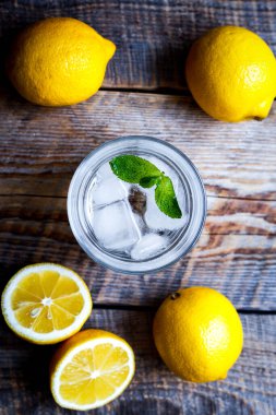 Taze limonlu limonata ve ahşap zemin üzerinde nane.