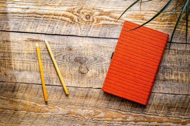 Ahşap masada rahat bir çalışma yeri.