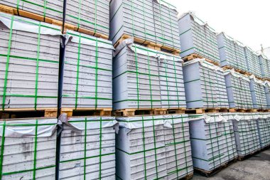 Ev inşa fabrikasının yakınındaki beton bloklar.