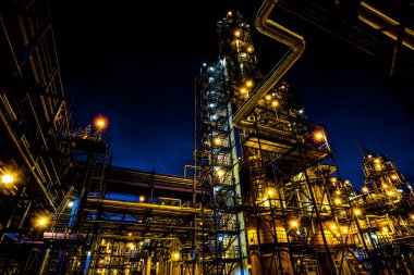 Büyük fabrikaların boruları ve binaları