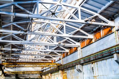 Eski terk edilmiş fabrikanın tavanını kapatın.