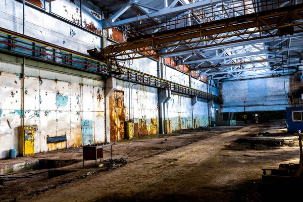 Металлический потолок старого заброшенного завода — стоковое фото