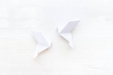 Origami tekniğinde kağıt güvercinler. Yaratıcılık. Yukarıdan görüntüle