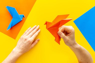 Origami kuşu dişi ellerde. Barışa önem ver. Üst görünüm