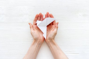 Origami kuşu dişi ellerde. Barışa önem ver. Üst görünüm