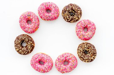 Donut çerçevesi, krema ve serpiştirme, genel manzara. Renkli fırın