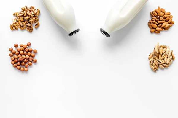 Zestaw mleka niemlecznego - orzech migdałowy orzech włoski. Widok z góry, przestrzeń kopiowania — Zdjęcie stockowe