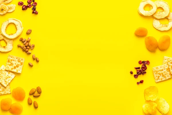 Snacks mix frame bovenaanzicht. Noten en gedroogde vruchten met crackers, kopieerruimte — Stockfoto