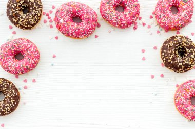 Çörekler beyaz arkaplanda düz konum deseni, üst görünüm