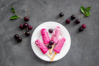 Vişneli dondurma, masada meyveli dondurma, üst manzara.