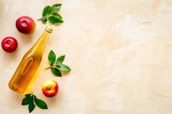 Vinagre de sidra de manzana en botella con vista superior de frutas — Foto de Stock