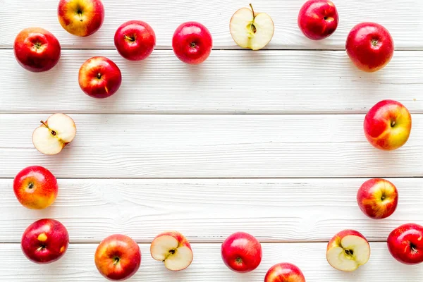 Telaio di mele rosse sul tavolo della cucina vista dall'alto — Foto Stock